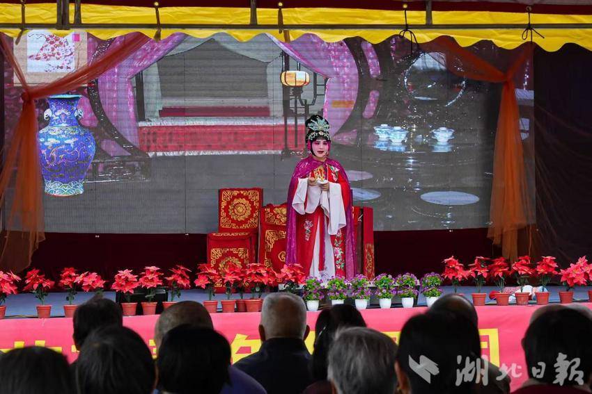 “文化大餐”配“暖心午餐”——羅田縣鳳山鎮(zhèn)栗林咀社區(qū)“六進(jìn)六送” 新時(shí)代文明實(shí)踐活動(dòng)暖人心.docx